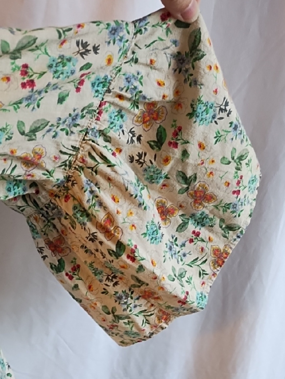 Floral Puff-Sleeve Blouse in Cream and Green - Picture 2 of 4